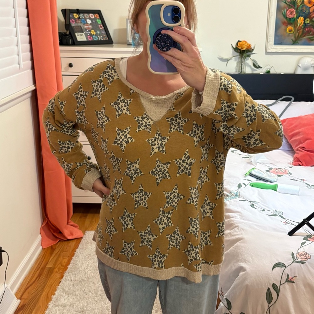 Star Pattern V-Neck Sweater - Tan